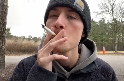 Лечение зависимости от табакокурения в Железноводске Мужчина с сигаретой делает затяжку