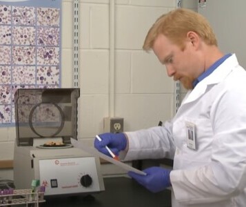 Клиника лечения наркозависимости в Железноводске Врач в кабинете клиники