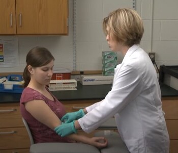 Лечение зависимости от аптечных препаратов в Железноводске Врач делает инъекцию пациентке