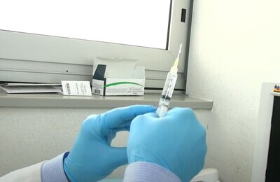 Проведение кодирования Вивитролом в Железноводске Шприц с Вивитролом в руках у врача